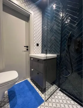 Moderne kupatilo sa umivaonikom, tuš kabinom i wc šoljom. - image 10