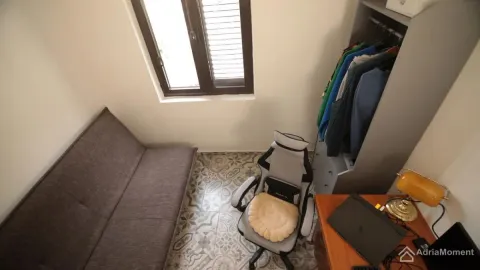 Manja soba sa kaučem na razvlačenje, radnim stolom i ormarom. - image 12