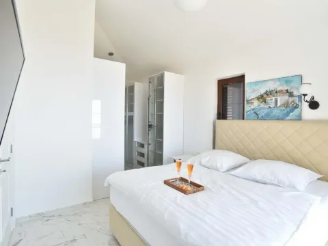 Rent, four bedroom apartment, 180m², Blizikuće, Budva - image 3