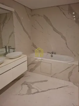 Moderne kupatilo sa kadom, umivaonikom i mermernim pločicama. - image 9