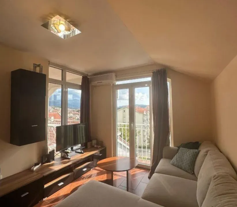 Izdavanje, jednosoban stan, 60m², Centar, Tivat