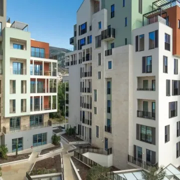Pogled na moderne stambene zgrade i dvorište. - image 3