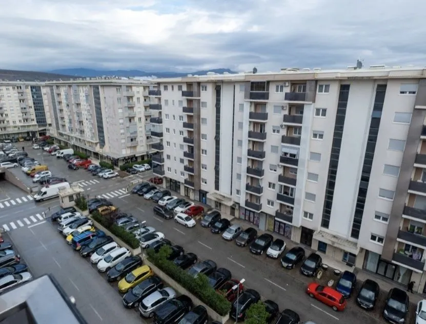 Pogled sa visine na stambene zgrade i parking.