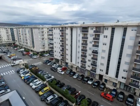 Pogled sa visine na stambene zgrade i parking. - image 12