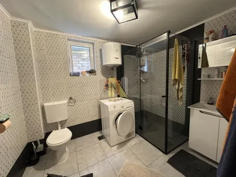 Kupatilo sa tuš kabinom, veš mašinom i sanitarijama. - image 7