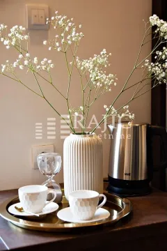 Detalj sa šoljicama za kafu i ukrasnim cvećem. - image 6