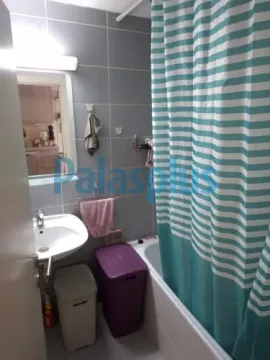 Kupatilo opremljeno tuš kabinom, umivaonikom i korpama za veš. - image 8