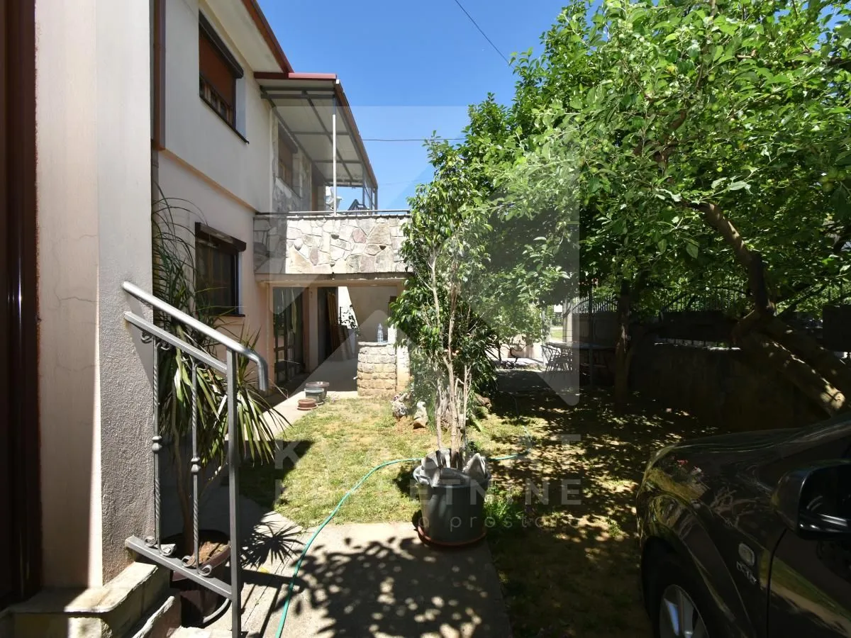 Prodaja, kuća, 302m², Zlatica, Podgorica