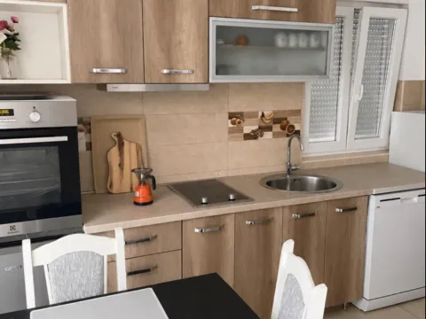 Izdavanje, jednosoban stan, 45m², Bijela, Herceg Novi - image 1