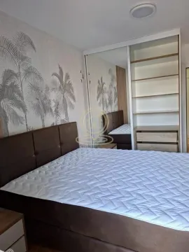 Nameštena spavaća soba sa bračnim krevetom i ugradnim ormarom sa ogledalom. - image 5