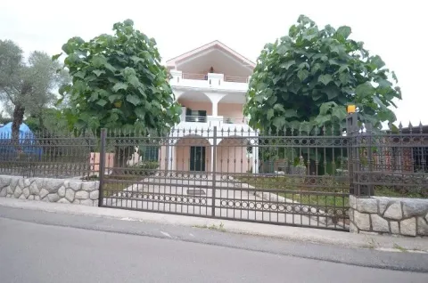 Vanjski izgled trospratne kuće sa ograđenim dvorištem. - image 2