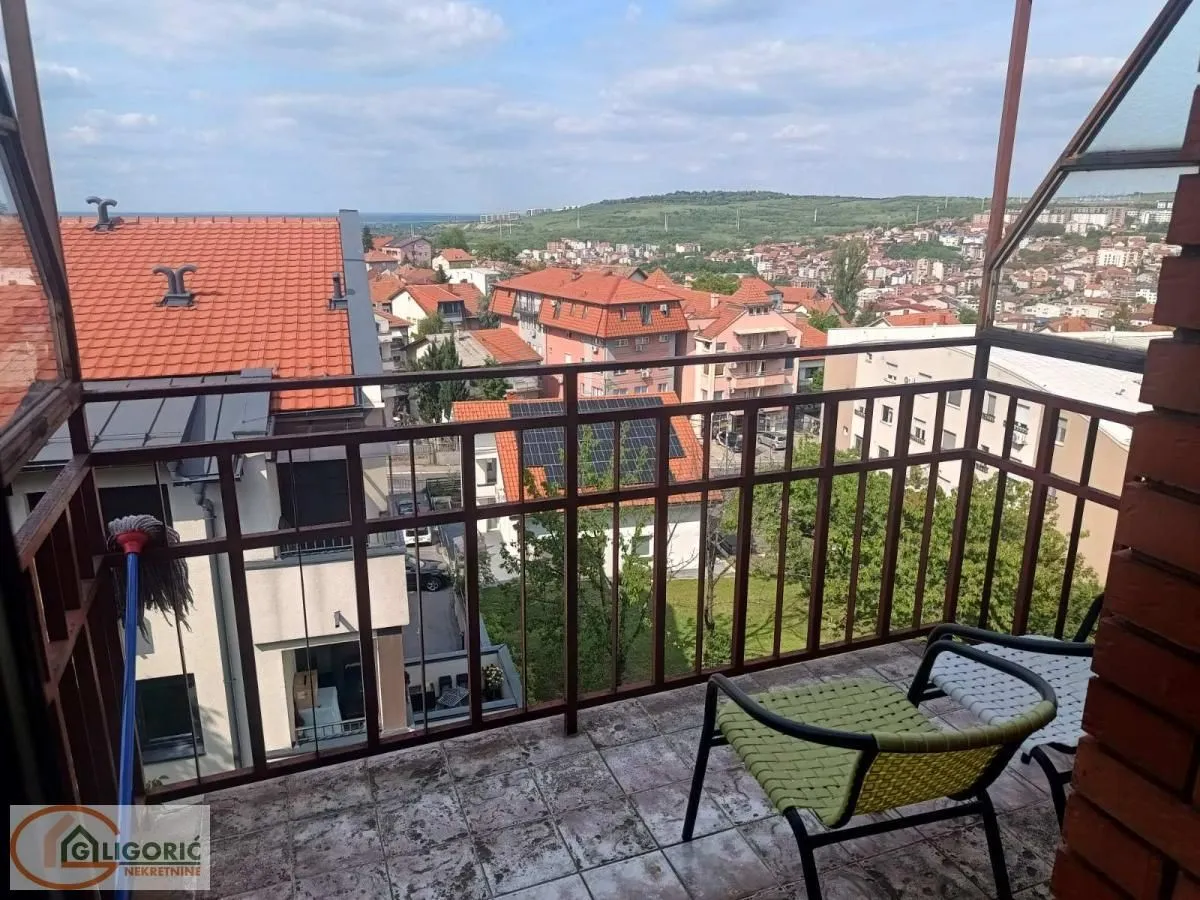 Manji namešteni balkon sa pogledom na naselje.