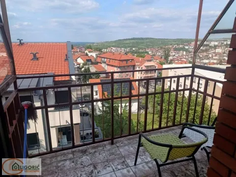 Manji namešteni balkon sa pogledom na naselje. - image 12