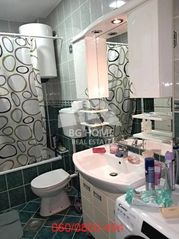Kompaktno kupatilo sa umivaonikom, WC šoljom, kadom i ormarićem sa ogledalom.