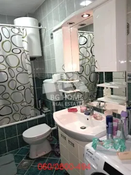Kompaktno kupatilo sa umivaonikom, WC šoljom, kadom i ormarićem sa ogledalom. - image 13
