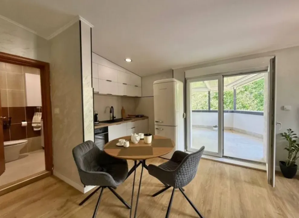 Izdavanje, dvosoban stan, 75m², Centar, Budva