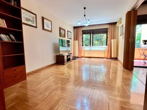 Izdavanje, kuća, 215m², Gorica C, Podgorica - image 1