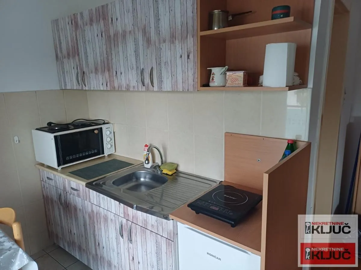 Izdavanje, dvosoban stan, 43m², Centar, Novi Sad