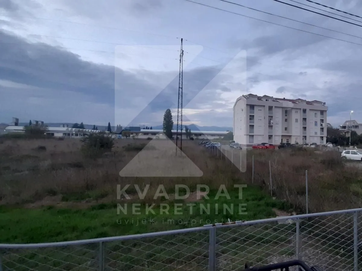 Pogled na plac i okolne zgrade u izgradnji.