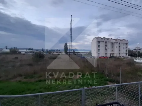 Pogled na plac i okolne zgrade u izgradnji. - image 7