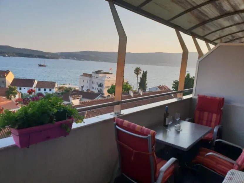 Izdavanje, jednosoban stan, 54m², Centar, Tivat