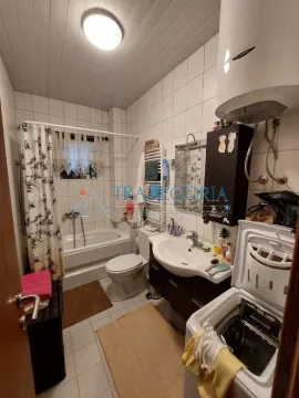 Kupatilo opremljeno kadom, umivaonikom, toaletom i mašinom za pranje veša. - image 13