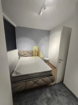 Moderna spavaća soba sa bračnim krevetom. - image 7