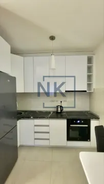 Manja bijela kuhinja sa tamnom radnom površinom i ugradnim uređajima. - image 4