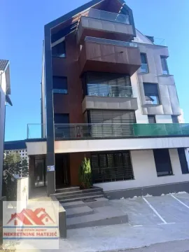 Pogled na spoljašnjost moderne stambene zgrade sa terasama i parkingom. - image 2