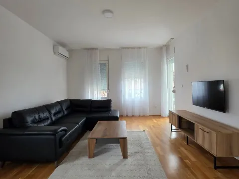 Izdavanje, dvosoban stan, 70m², Podgorica, Crna Gora - image 1