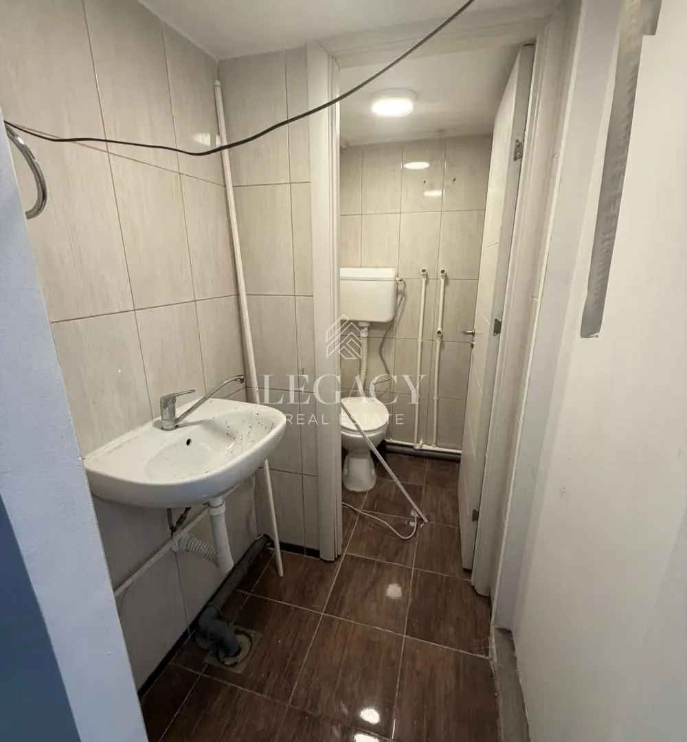 Izdavanje, poslovni prostor, 42m², Đeram Pijaca, Beograd