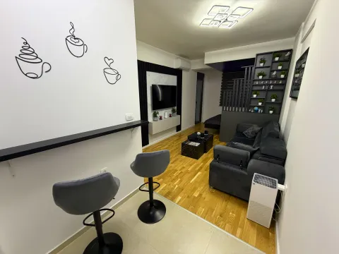 Moderan dnevni boravak sa garniturom, TV-om i trpezarijskim šankom sa barskim stolicama. - image 12