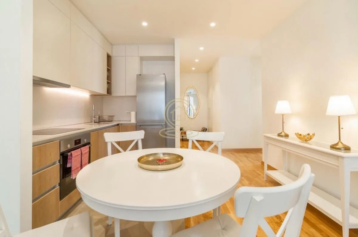 Izdavanje, trosoban stan, 87m², Savski Venac, Beograd