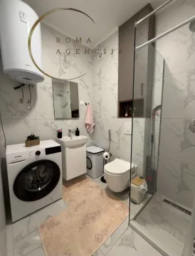 Moderno opremljeno kupatilo sa tuš kabinom i veš mašinom. - image 8