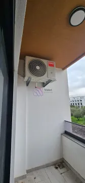 Spoljašnja jedinica klima uređaja postavljena na balkonu sa pogledom na okolinu. - image 6