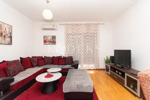 Dnevna soba sa garniturom, stočićem i televizorom. - image 2