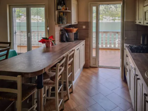 Izdavanje, trosoban stan, 130m², Dobrota, Kotor - image 14