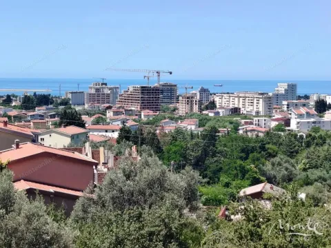 Pogled na grad, okolno zelenilo i more sa terase nekretnine. - image 20