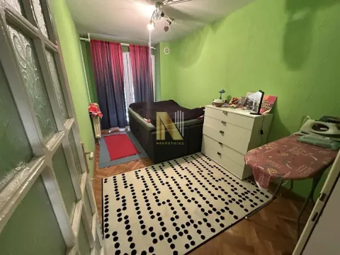 Manja spavaća soba sa zelenim zidovima i krevetom. - image 13