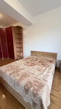 Spavaća soba sa bračnim krevetom i drvenim ormarom. - image 8