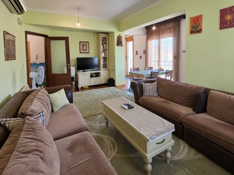 Prostrani dnevni boravak sa garniturom, stočićem i televizorom. - image 4