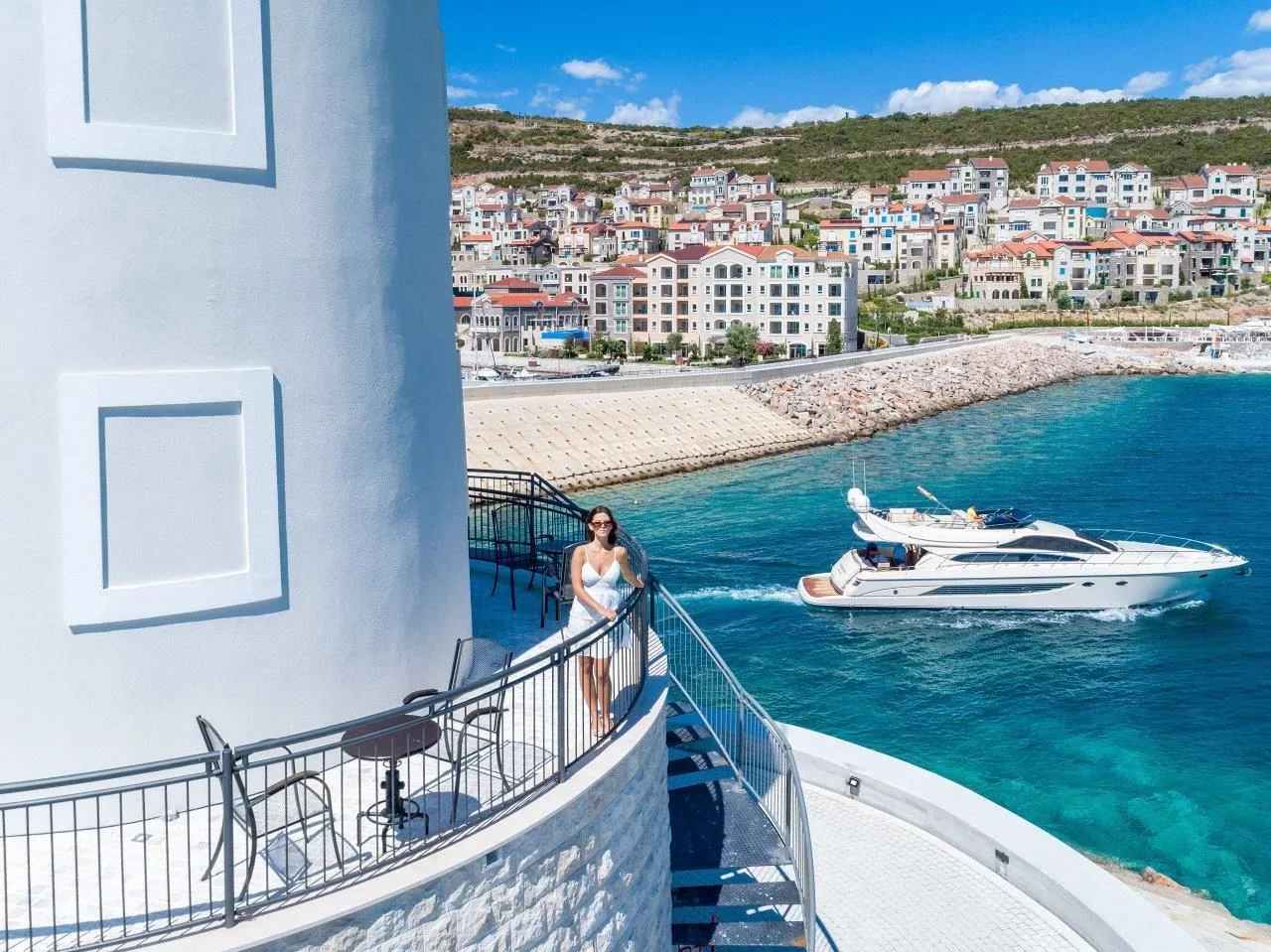 Pogled na marinu i obalu sa terase objekta.