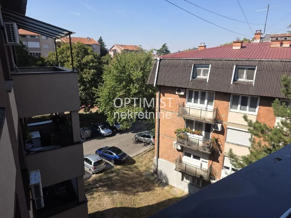 Pogled sa terase na okolne zgrade i zelene površine.