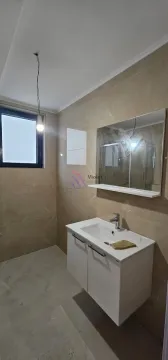 Kupatilo sa umivaonikom i ogledalom. - image 18