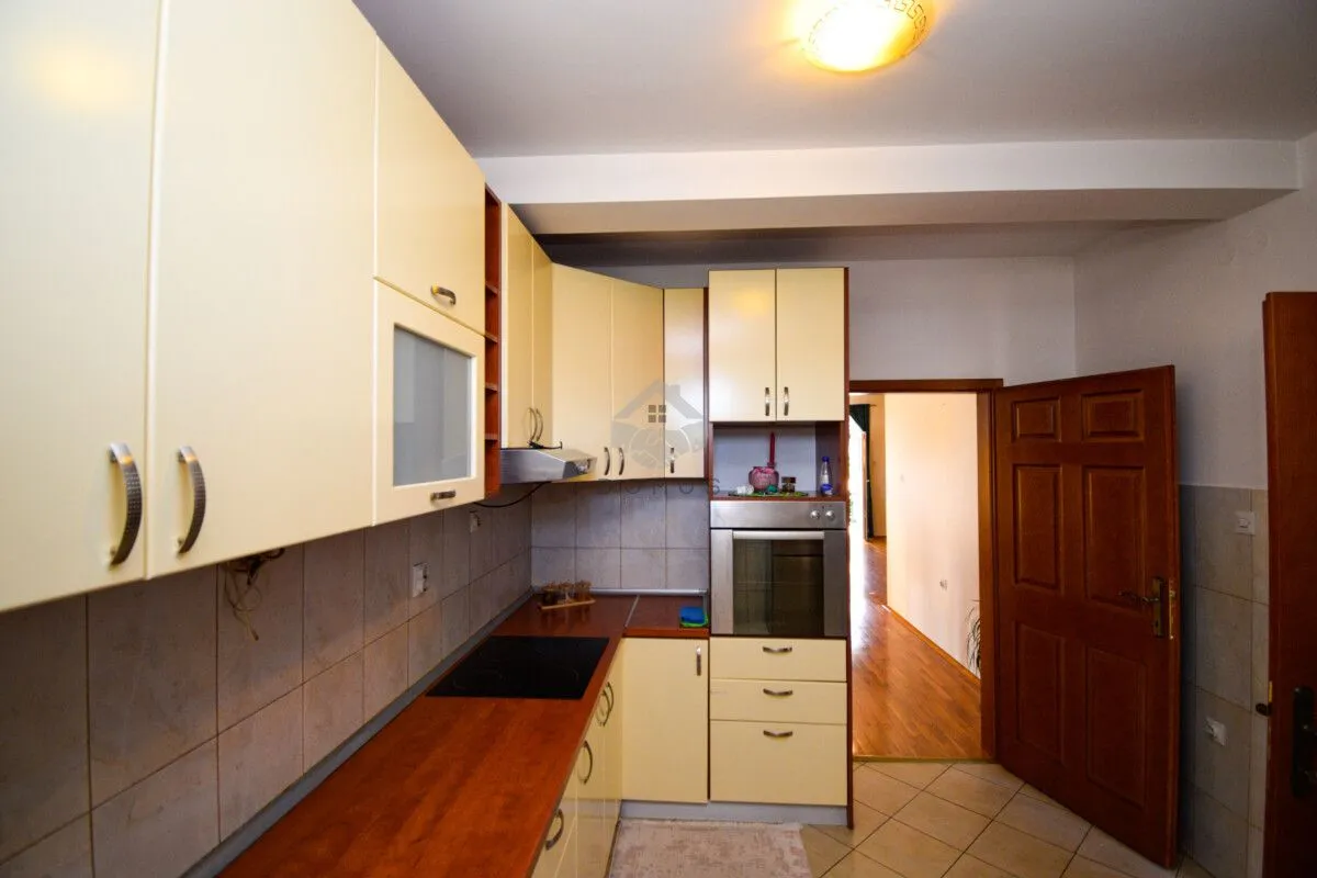 Rent, four bedroom apartment, 180m², Tološi, Podgorica