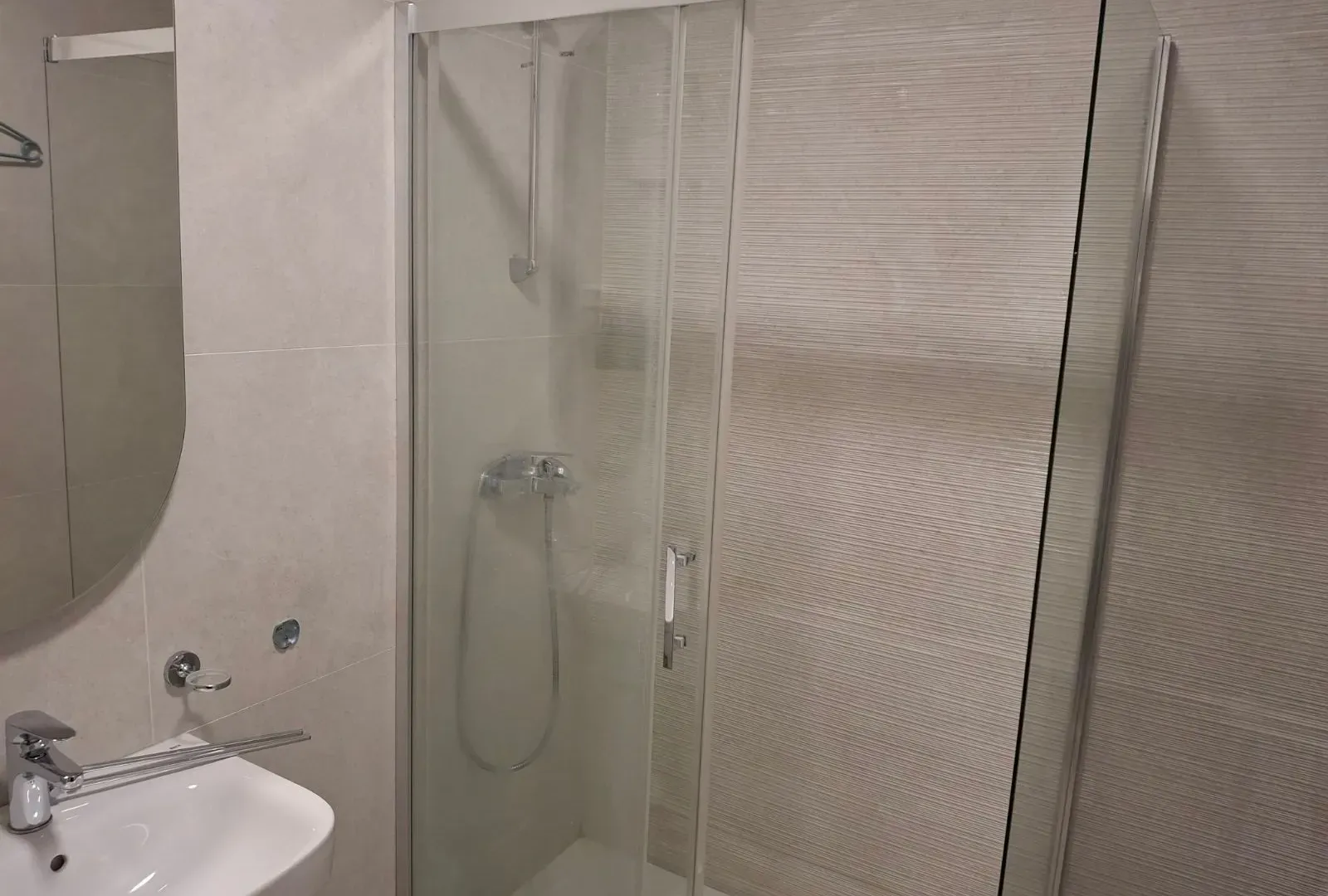 Izdavanje, jednosoban stan, 40m², Pobrežje, Podgorica