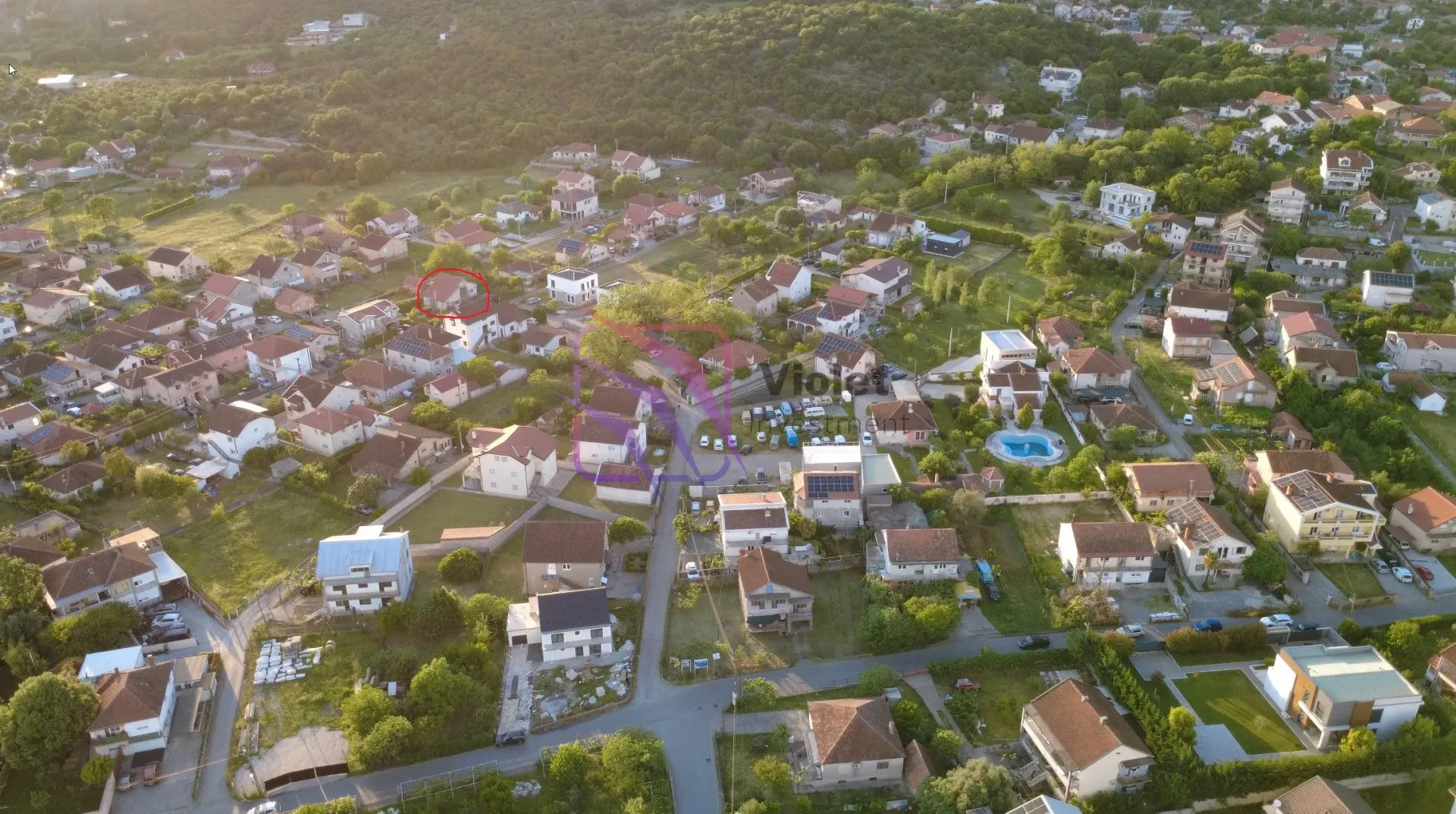 Pogled iz vazduha na naselje i okolinu sa označenom lokacijom nekretnine.