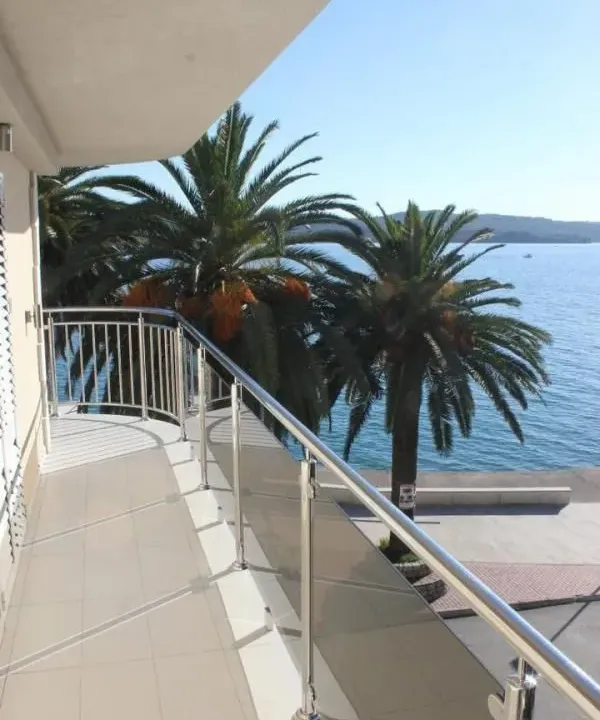 Izdavanje, dvosoban stan, 80m², Tivat, Crna Gora