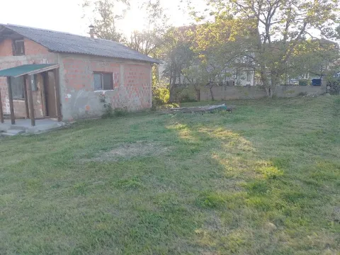 Prizemna kuća sa travnatim dvorištem i drvećem. - image 3