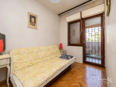 Manja soba sa kaučem i izlazom na terasu. - image 13